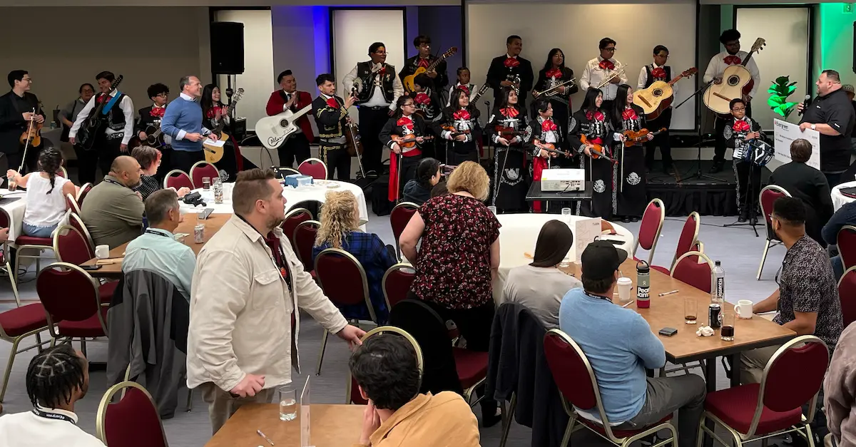 Academia Mis Raices mariachi band performing.